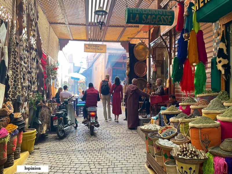 Tourisme au Maroc : polémique sur les prix, réactions de la ministre et enjeux du tourisme interne en 2024