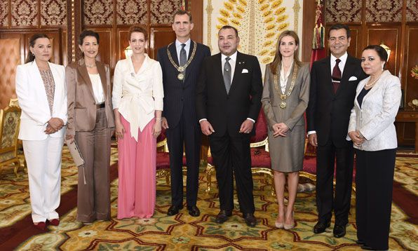S.M. le Roi décore les Souverains d'Espagne du Wissam Al Mohammadi