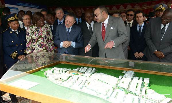 S.M. le Roi visite le chantier du projet immobilier «Résidences Akwaba» réalisé par le groupe marocain «Alliances»