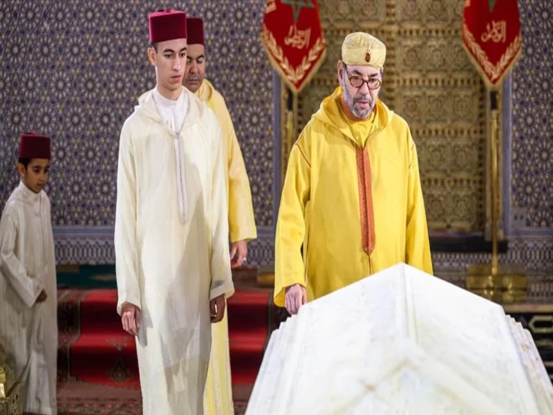 Le roi Mohammed VI se recueille sur la tombe du roi Mohammed V lors du 10e jour du ramadan