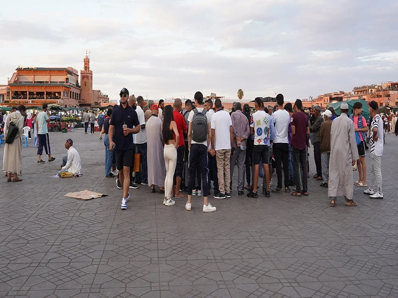Séisme : à Jamaâ El-Fna, la vie reprend son cours, commerçants et touristes alertent contre les 