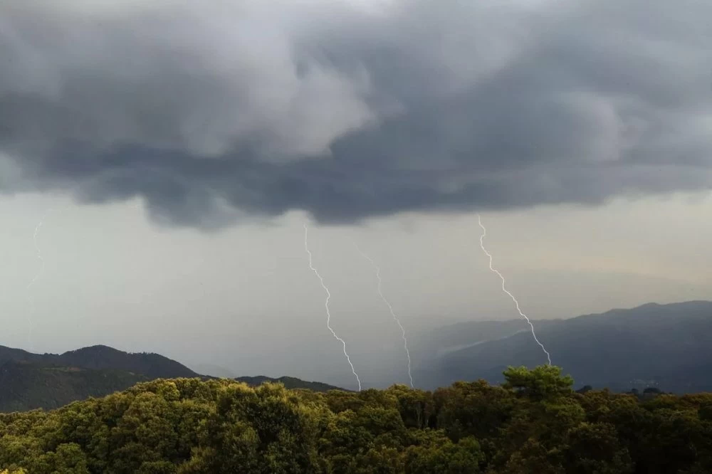 Alerte météorologique : Orages violents et hausse des températures attendus dans le Sud et l'Atlas