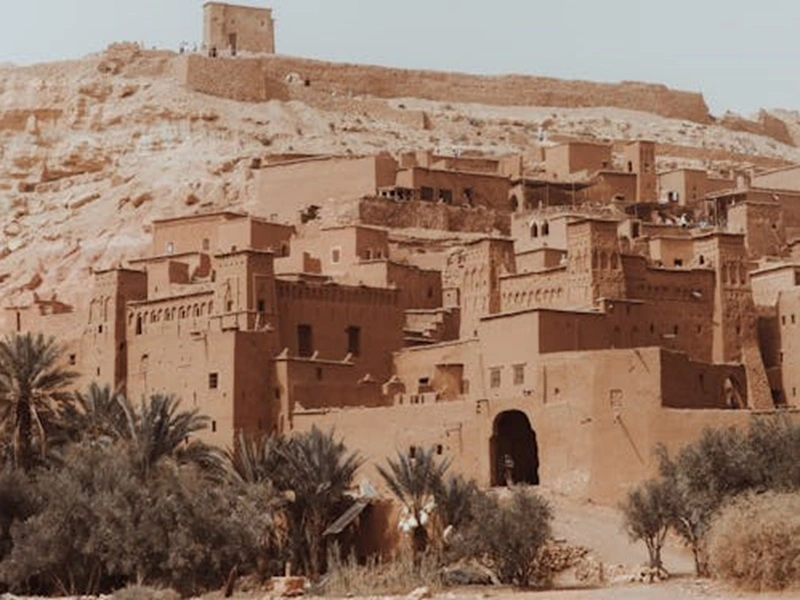 Techniques Ancestrales et Matériaux Naturels : L’Art de Construire au Maroc pour des Maisons Thermorégulées