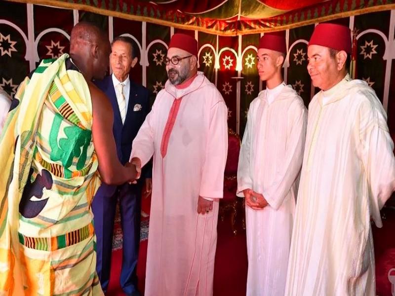 Accompagné de S.A.R. le Prince Héritier Moulay El Hassan et de S.A.R. le Prince Moulay Rachid Sa Majesté le Roi Mohammed VI préside à Tanger une réception à l’occasion de la Fête du Trône