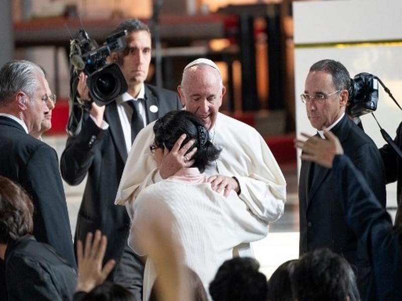 L’étreinte du pape François aux victimes de Fukushima