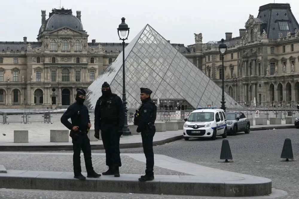 Vol au Louvre : 88 millions d’euros de bijoux dérobés