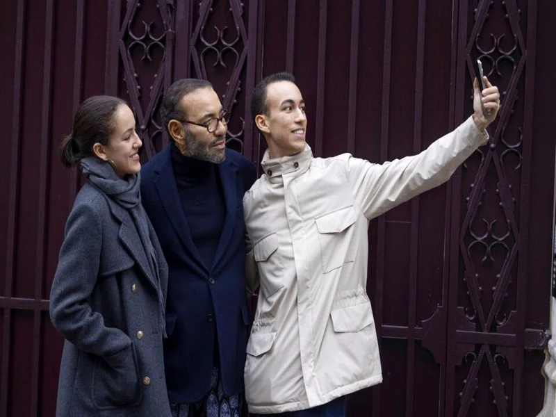 Le Roi Mohammed VI en séjour privé à Paris : des moments en famille qui captivent la toile