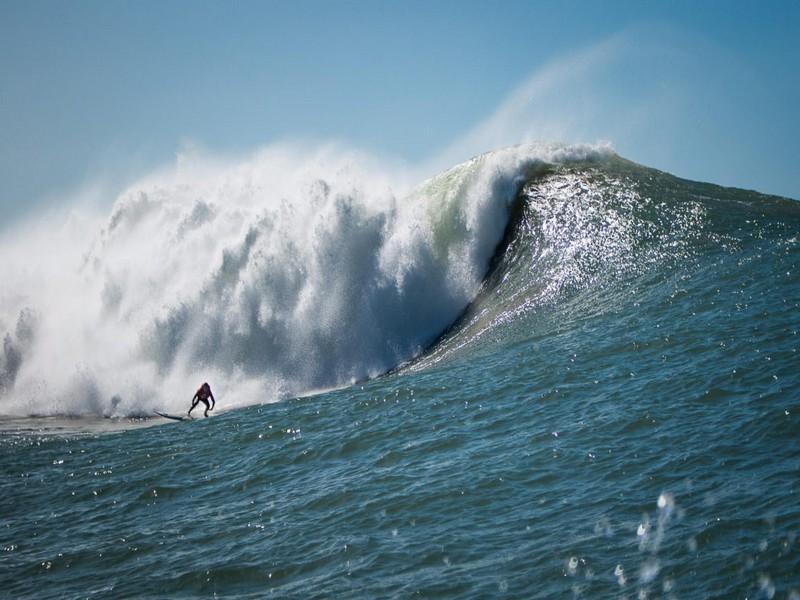 Cette vague et ce surfeur font entrer le Maroc au rang des plus grosses vagues du monde !