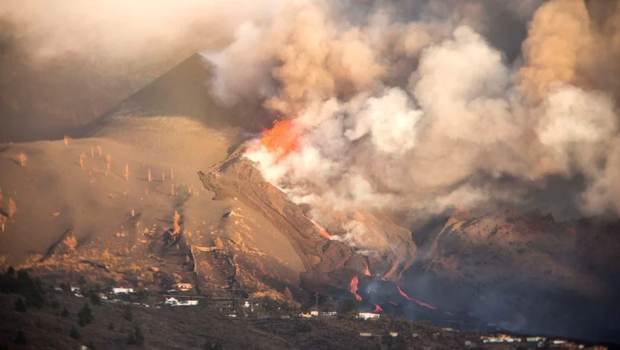 Éruption volcanique à La Palma - Les gaz toxiques forcent 33 000 personnes à se confiner ce lundi, les images de l'activité du volcan