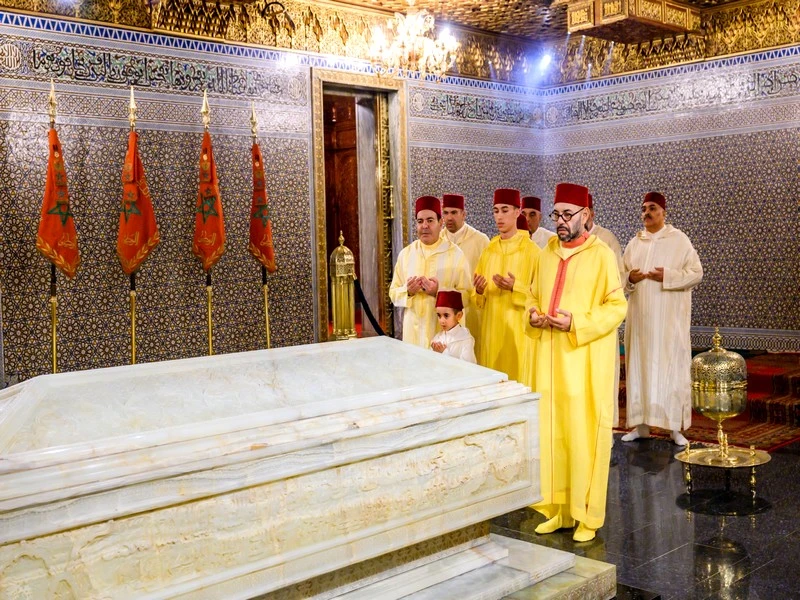 Le roi Mohammed VI se recueille sur la tombe de feu le roi Mohammed V