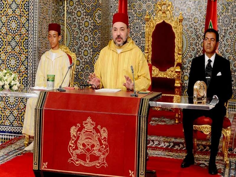 Dans le discours royal à l'occasion du 63e anniversaire de la Révolution du Roi et du Peuple S.M. le Roi Mohammed VI appelle au renouvellement de l’engagement et de la solidarité sincère qui unit depuis toujours les peuples algérien et marocain