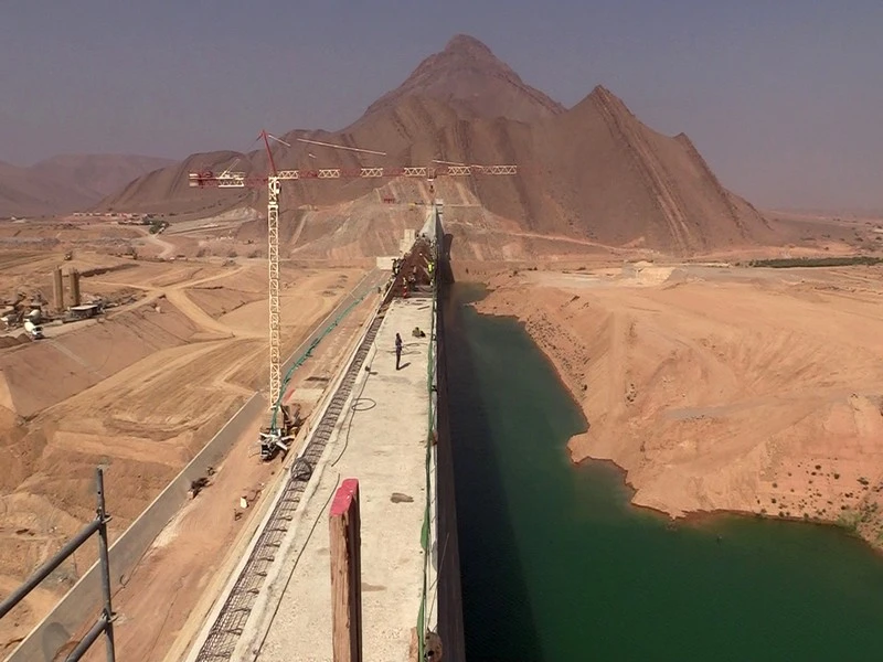 Les travaux du barrage Fask, le plus grand du Sud marocain, ont atteint un taux de réalisation de 97% 