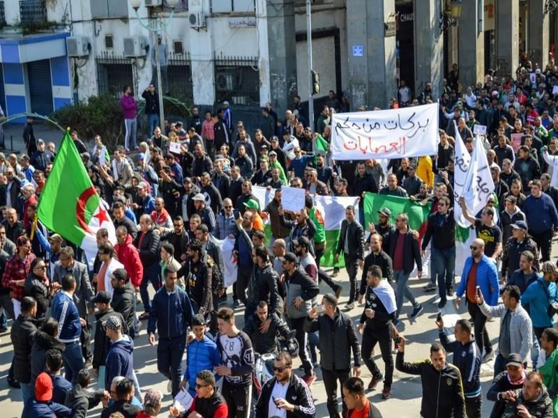 Algérie: Bouteflika renonce, report des élections