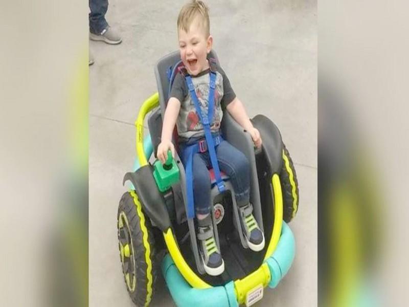 Les lycéens du club de robotique construisent un fauteuil roulant pour le petit garçon qui en a grand besoin