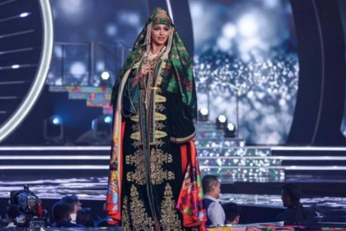 Miss Univers : Miss Maroc défile en caftan lors des préliminaires