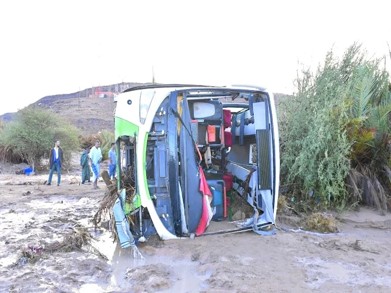 Tragédie à Oued Tata : 10 morts, 13 rescapés et 7 disparus après l’emportement d’un bus par les crues