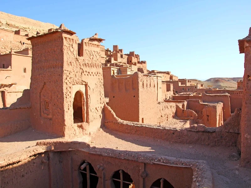 Techniques Ancestrales et Matériaux Naturels : L’Art de Construire au Maroc pour des Maisons Thermorégulées