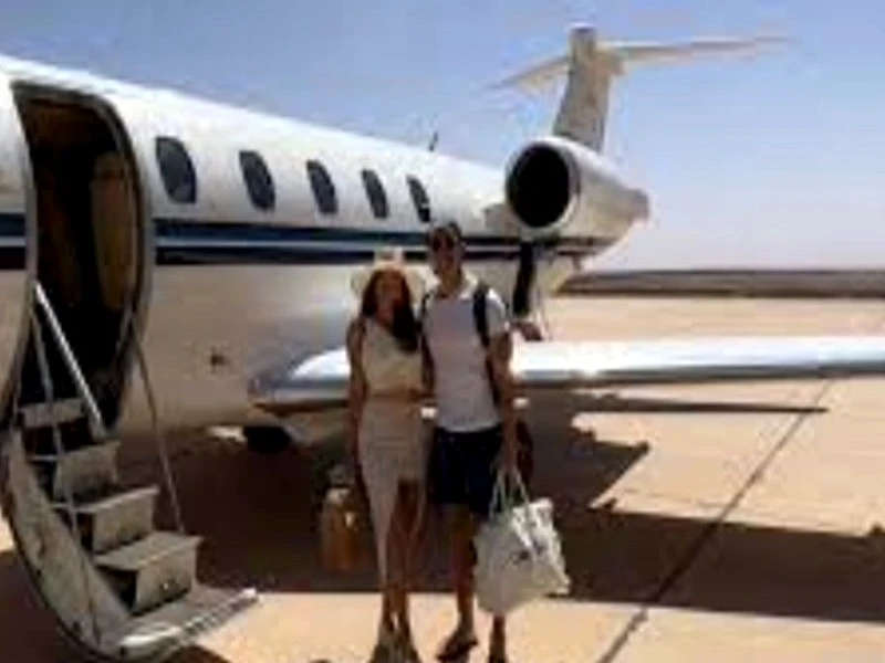 Un couple partage le bonheur de voyager en jet privé entre le Royaume-Uni et Marrakech
