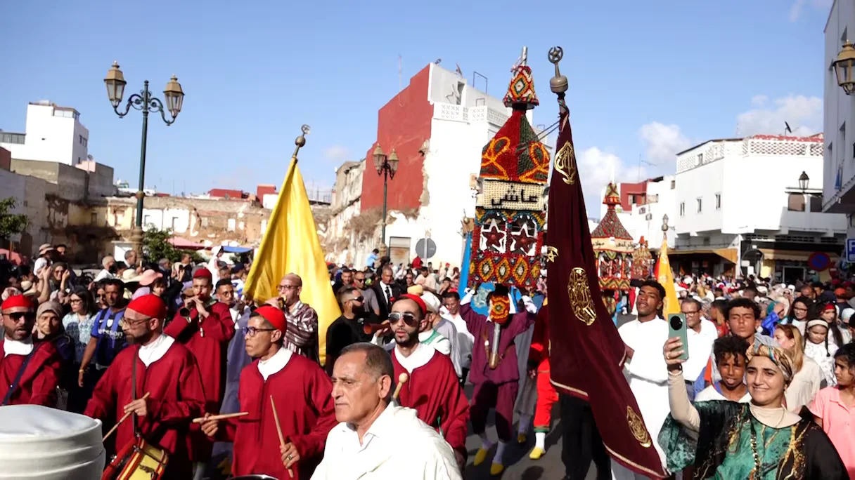 À Salé, la traditionnelle procession des cierges rassemble le public malgré la canicule
