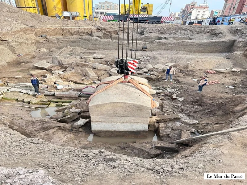 Égypte : sarcophage en granit de 60 t et trésors en or