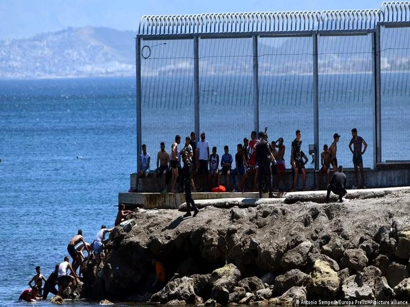 Tensions à la frontière : la police marocaine déjoue une tentative de migration massive vers Ceuta