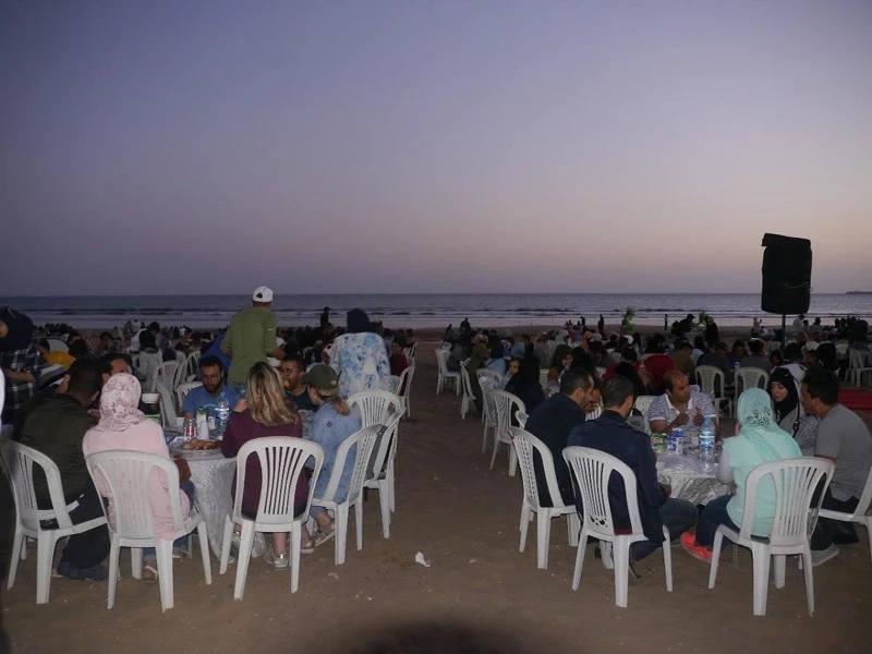 Rupture du jeûne sur les plages: une pratique de plus en plus prisée par les Marocains