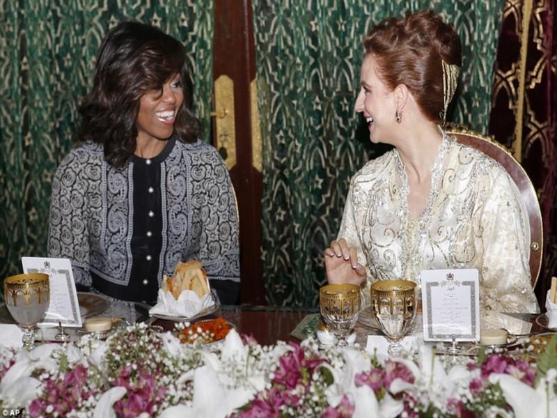 Le roi Mohammed VI offre un iftar en l'honneur de Michèle Obama