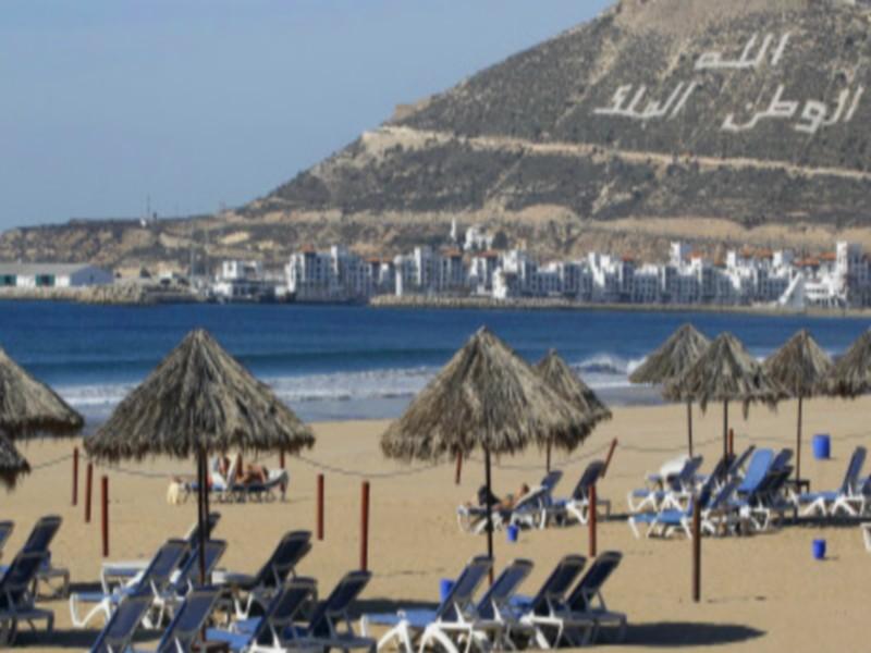 Agadir: des eaux grises déversées sur la plage