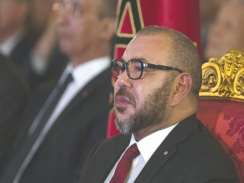 Mohammed VI tape du poing sur la table