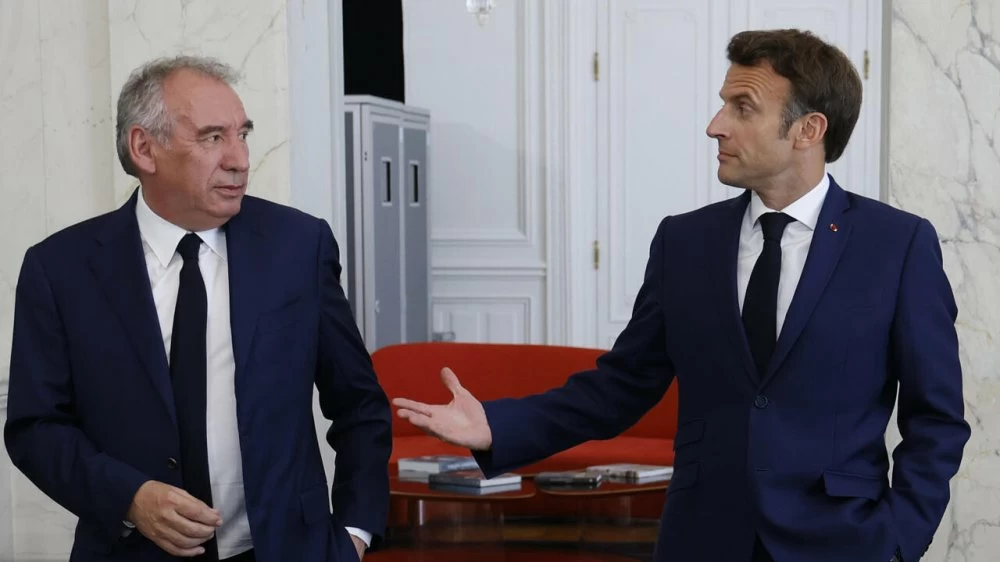 Bayrou et Macron Préparent un Gouvernement Équilibré d’ici la Fin