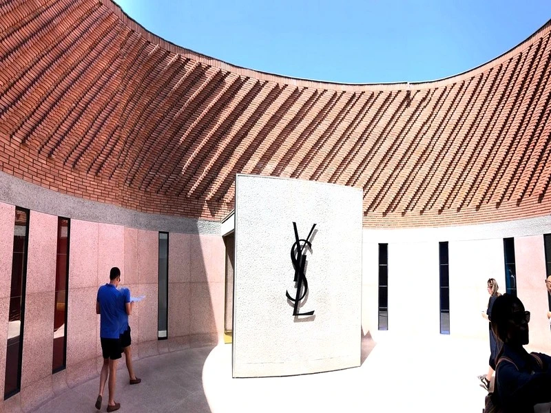 Musée Yves Saint Laurent Marrakech : Une collaboration internationale étendue à Paris et Tokyo