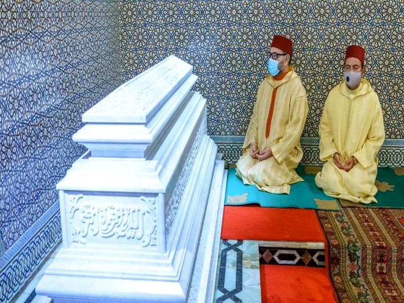 #MAROC_HASSANII_MOHAMMEDVI: Disparition de feu Hassan II: Le Roi Mohammed VI se recueille sur la tombe du Souverain défunt