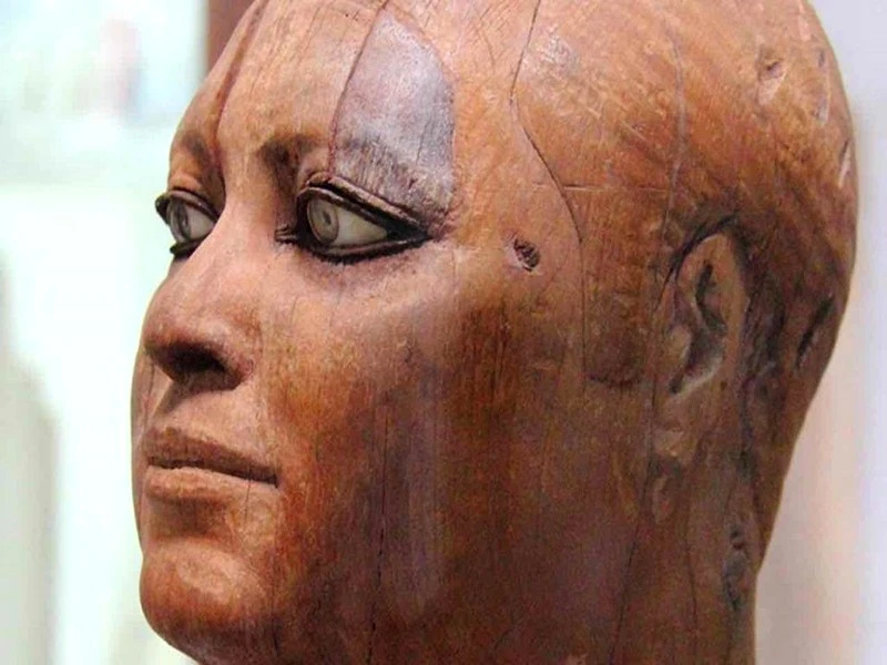 #Égypte_Archeologie: Une statue en bois égyptienne vieille de 4 500 ans avec des yeux en cristal de roche montre un savoir-faire incroyable