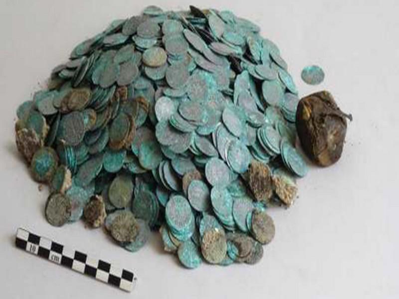 France : Découverte d’un trésor médiéval comprenant des pièces d’or frappées au Maroc