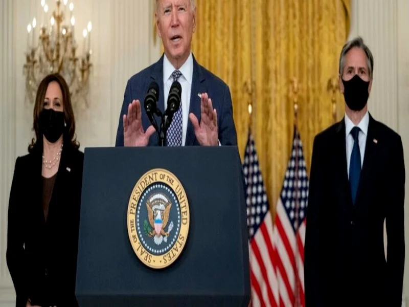 Biden, sous pression, défend les évacuations laborieuses d’Afghanistan