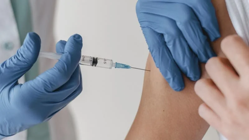 Vaccination anticovid-19 intégration des 25 ans et plus suppression des conditions liées a la domi