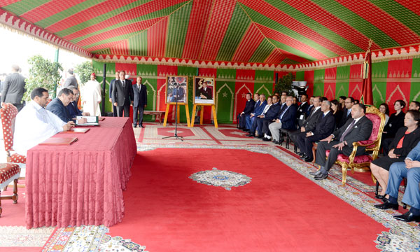  S.M. le Roi préside à Martil la cérémonie de signature de dix conventions relatives au développement de projets aquacoles au Maroc 1.3 MMDH pour développer 