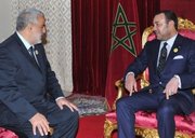  Réf : 3_guelmim_3_3 Titre :   Le roi critique le gouvernement islamiste sur sa politique éducative    Le roi Mohammed VI (D) et Abdelilah Benkirane, le chef du parti islamiste mod&eacut